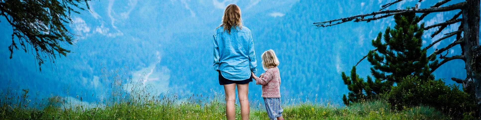 Mutter mit Kind auf einem Berg mit Maxiflug entdecken