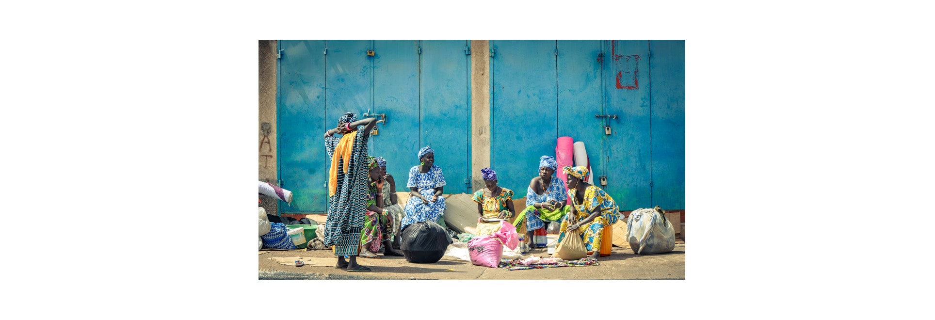 Erleben Sie Banjul, Hauptstadt von Gambia, am Meer mit vielen Schiffen, Palmen und Menschen