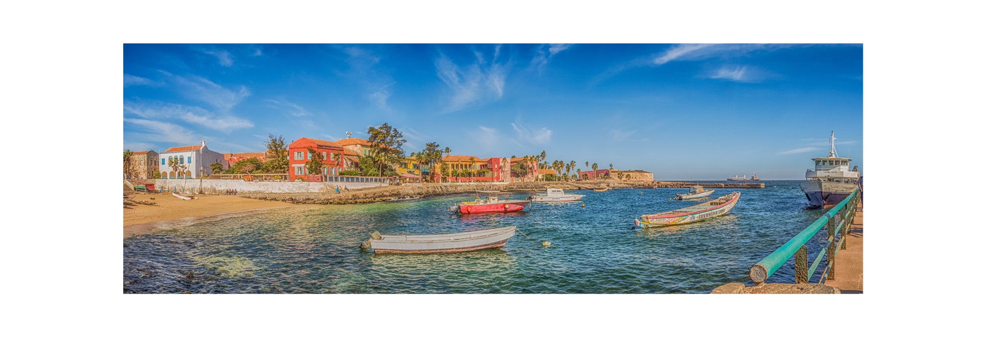 Erleben Sie mit einem Flug nach Afrika Dakar, Hauptstadt von Senegal, direkt am Meer mit Schiffen und schönen Häusern