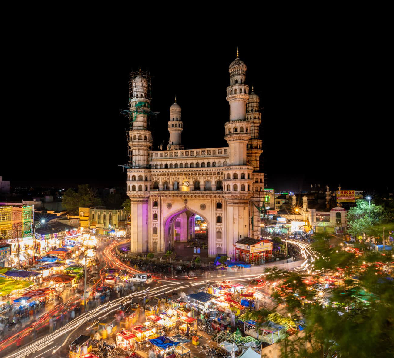 HYDERABAD, INDIEN -Charminar mit Verkehrsbewegung in der Nacht von Eid-ul-Fitr des Ramadan-Monats in Hyderabad, Telangana, Indien