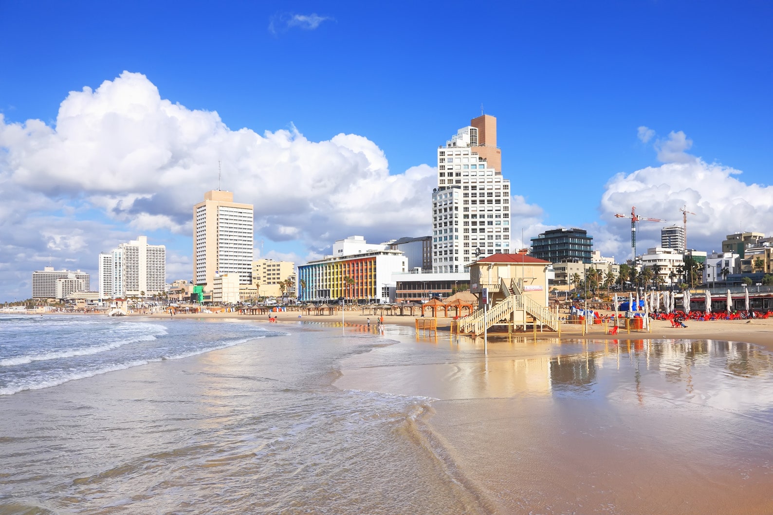 Panoramasicht auf den Strand von Tel-Aviv Mittelmeer-Meer-Israel