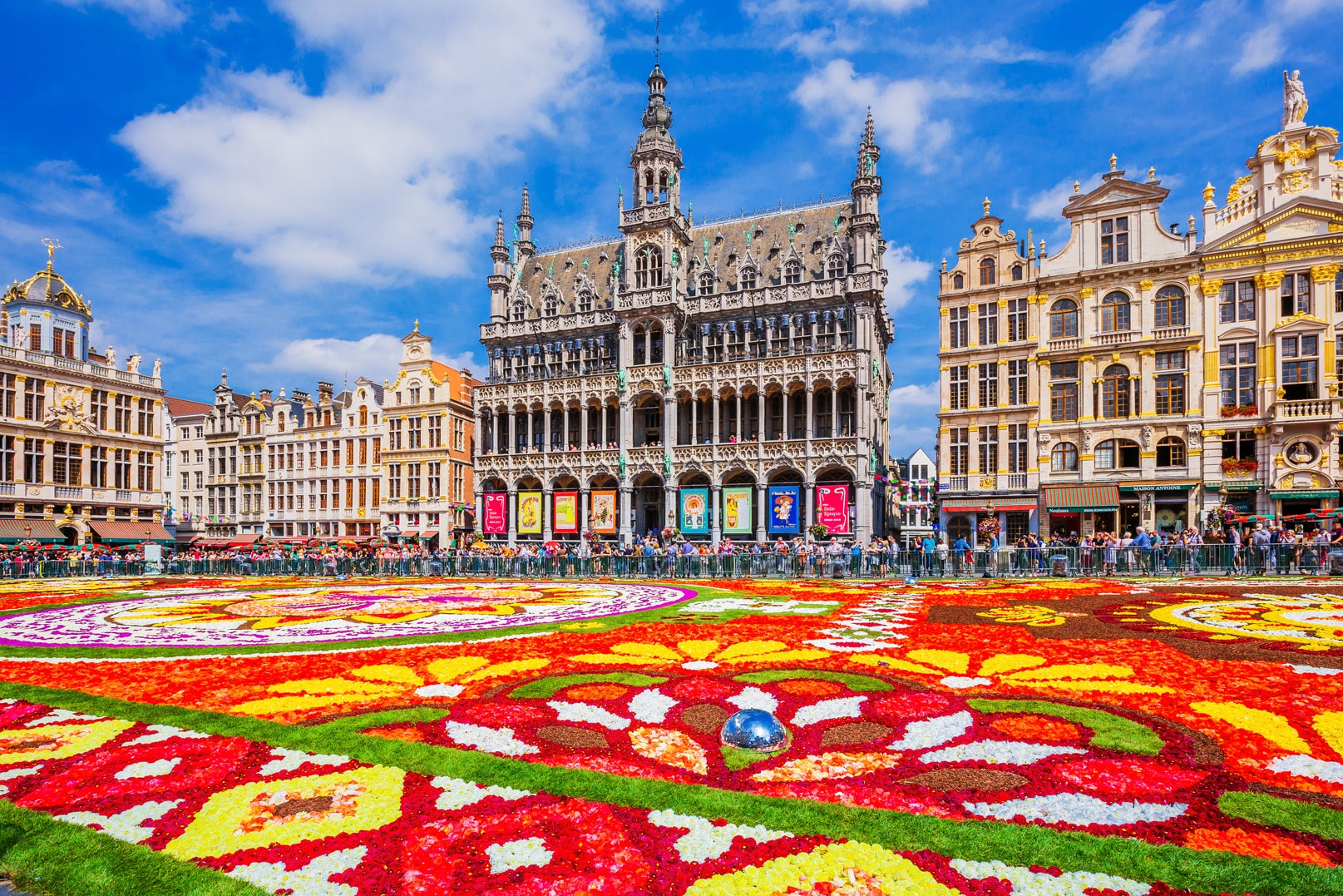 Brüssel, Belgien Grand Place während des Blumenteppichfestivals. Das diesjährige Thema war Mexiko