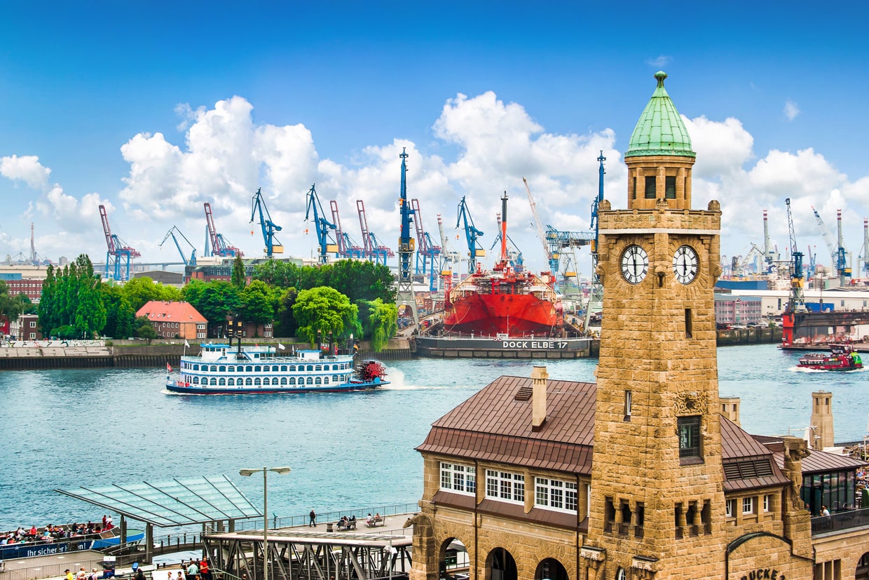 Schoene Aussicht auf die beruehmten Hamburger Landungsbruecken mit Hafen und traditionellem Raddampfer am Elbe St.
