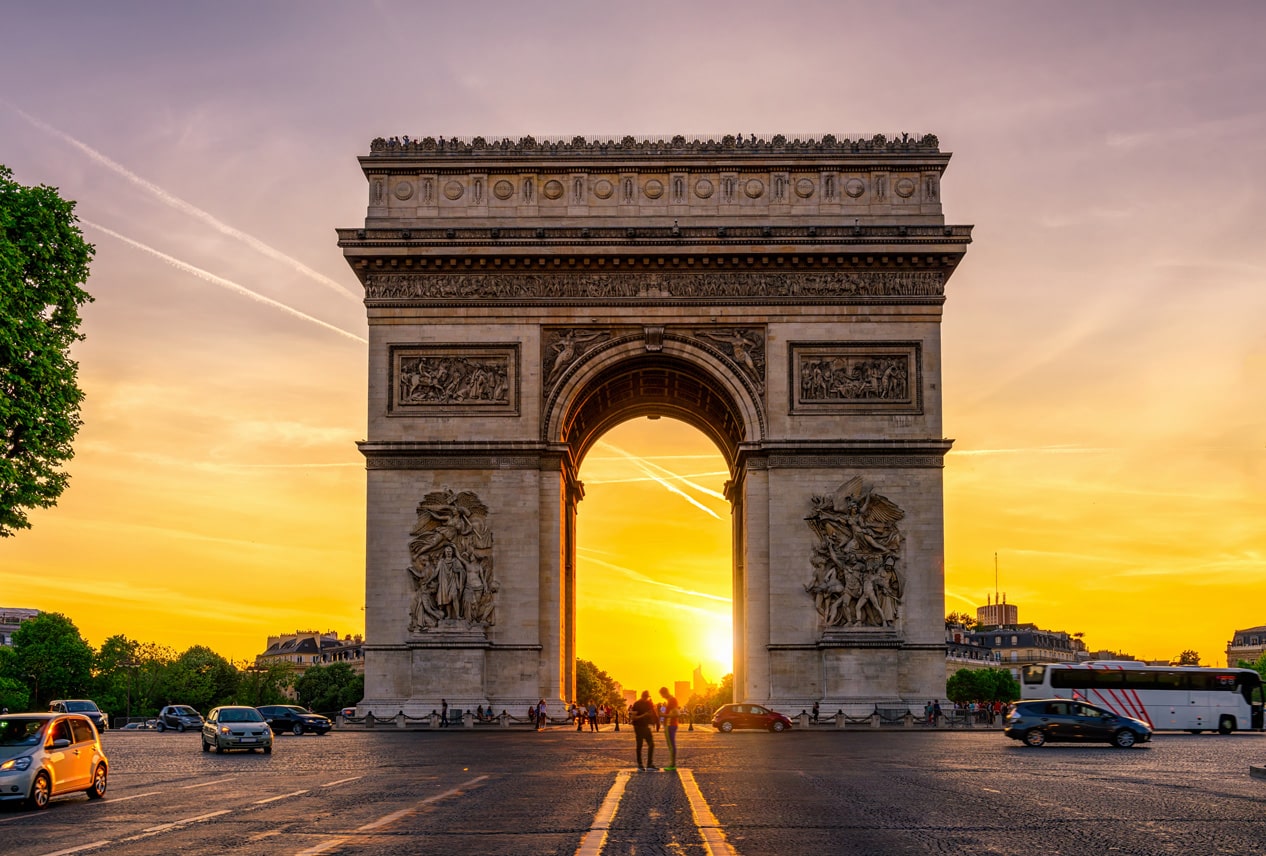 Paris Triumphbogen in Chaps Elysees bei Sonnenuntergang