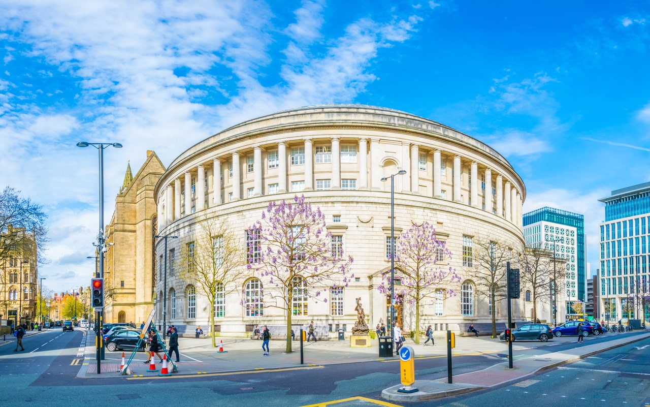 Die Leute kommen vor der Manchester Central Library England