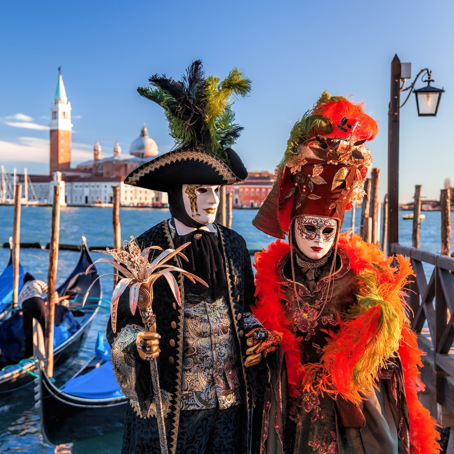 Farbige Karneval-Masken bei einem traditionellen Festival in Venedig, Italien