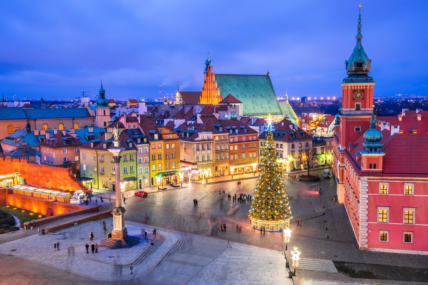 Warschau, Polen - Weihnachtsbaum auf beleuchtetem Schlossplatz mit Säulen von Sigismund, polnische Hauptstadt
