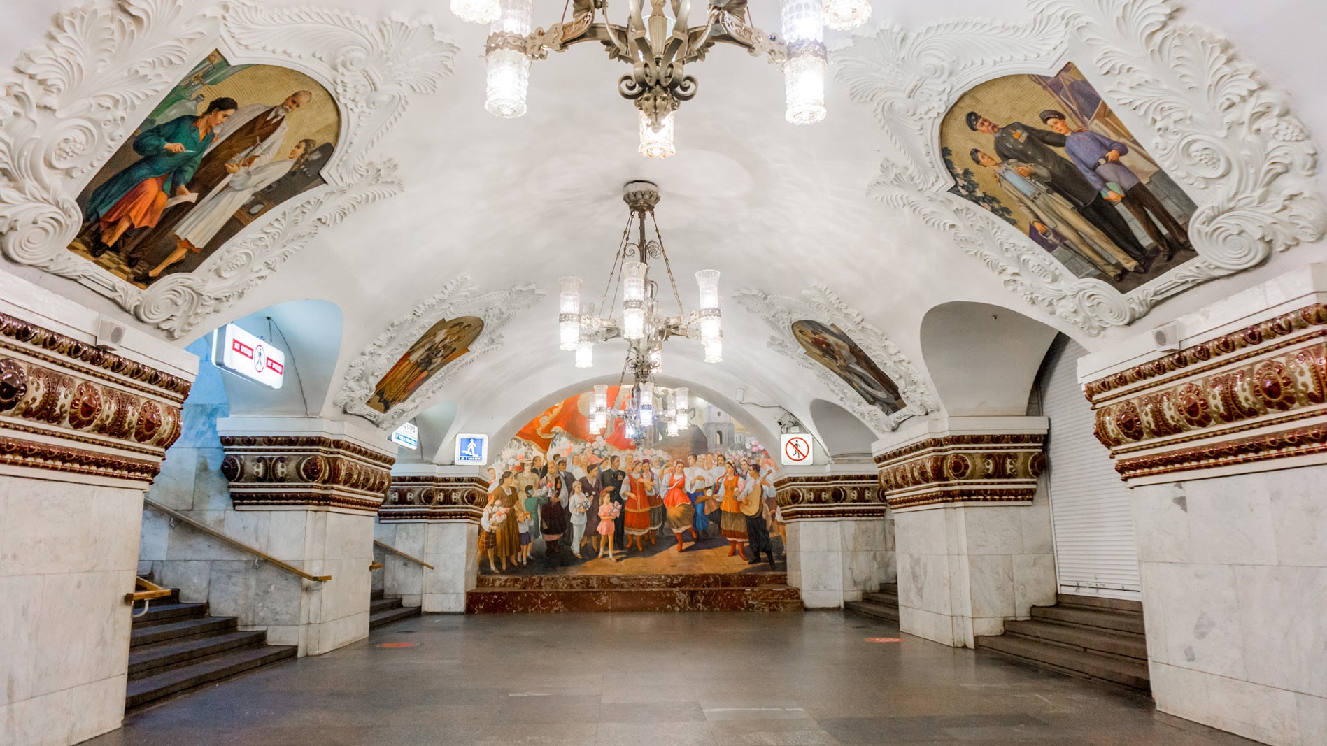 RUSSLAND, MOSKAU - U-Bahnstation Kievskaya ist ein schönes Denkmal der Sowjetzeit
