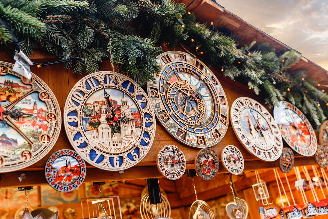 Souvenirreproduktionen der astronomischen Uhren auf dem Weihnachtsmarkt in Prag