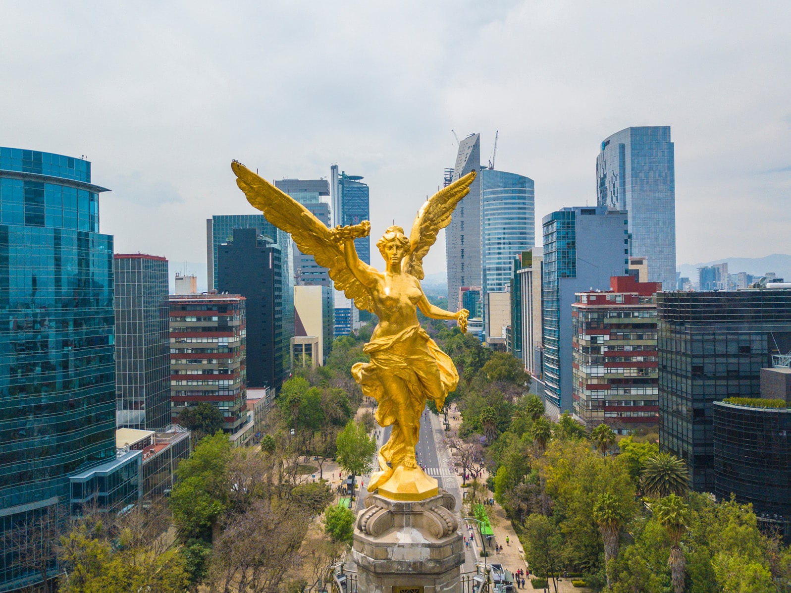 Frontale Luftaufnahme der Statue des Engels